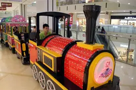 在商场里陪孩子坐小火车，3个家庭呈现3种不同状态，父母该反思图片