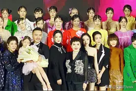 范冰冰头排看秀，穿斗篷风头盖过向太婆媳，出场2助理搀扶排场大图片