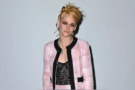 克里斯汀·斯图尔特现身香奈儿2021年巴黎时装周看秀 粉色小短裙图片