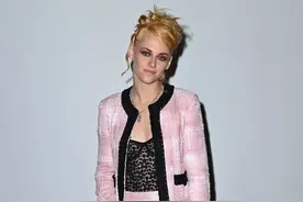克里斯汀·斯图尔特现身香奈儿2021年巴黎时装周看秀 粉色小短裙图片