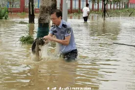 遵义这位派出所所长水中浸泡3小时，徒手打开井盖泄洪图片
