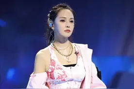 伊能静真的不服老！一身“女团风”穿搭露脐又露腿，状态好到惊艳图片