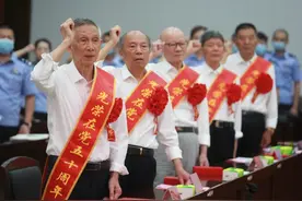 抚州市公安局举行“光荣在党50年” 纪念章颁发仪式图片