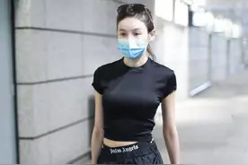 张蓝心时尚感在线！基础款紧身衣秀出曲线身材，让人都不敢直视了图片