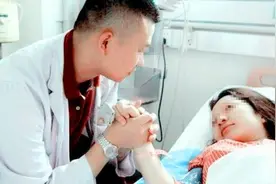 26岁产妇顺产“大出血”，贴心丈夫细心照顾，但孩子刚出生就离婚图片