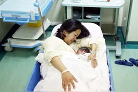 新生儿出生头三天“自带口粮”？宝妈别自欺欺人，一顿奶也不能少图片