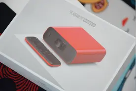 不插电也能用！网红爆款：天猫精灵妙物“小红盒”投影仪评测图片