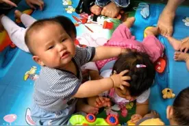 孩子的东西“被抢”，是该让娃抢回来还是“谦让”？别做糊涂家长图片