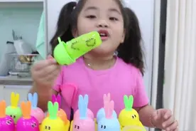 亲子互动游戏：妈妈和小萝莉一起制作水果冰淇淋图片