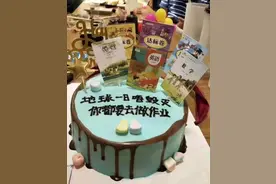 不走心爸爸送女儿蛋糕火了，看到上面的字，网友：吃了没文化的亏图片