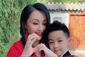 46岁曹颖带娃罕出镜，9岁儿子帅气似男模，母子同乐不见爸爸图片