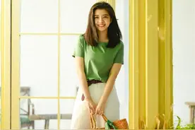 夏天，最基础的“短袖T恤”，避开黑白灰，这4个颜色才吸睛又显白图片