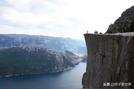 世界最危险观景台，高604米没有护栏，游客一不小心就掉下悬崖图片