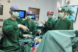 230斤大胖哥遇“癌王”，广东医生“钥匙孔”内精准摘除图片