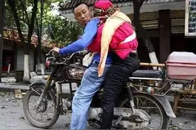 汶川地震后，用摩托车背亡妻回家的男人，仅半年就结婚遭舆论风暴图片