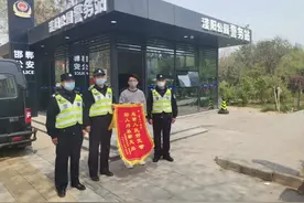 邯郸交巡警为危重病人开道与生命赛跑 家属感恩送锦旗图片