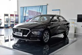 油耗5.3L，有大轿车牌面，合资轿车中性价比它真高，实拍现代名图图片