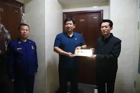 甘肃省消防救援总队机关181名指战员悬挂“光荣之家”牌匾图片