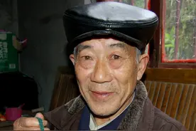 一村民家中珍藏一块“特殊玉牌”商家给钱不卖 要将此物世代流传图片