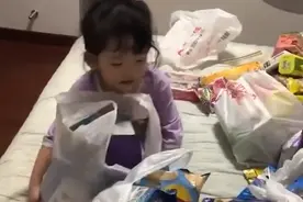 幸福来得太突然！宝爸醉酒后给女儿买零食，铺满整张床，女儿懵了图片