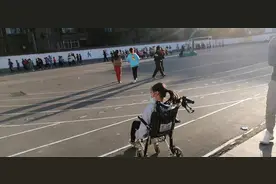 感动！河南五年级女孩腿脚不便坐轮椅上学，同学成立学雷锋小组照顾她图片
