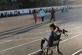 感动！河南五年级女孩腿脚不便坐轮椅上学，同学成立学雷锋小组照顾她图片