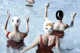 不会游泳的人，在泳池里都干些什么？图片