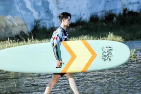 王一博夏日冲浪饭拍，阳光海滩配上清爽的少年，腿长惹人羡慕图片