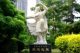 保定街拍，传承祖逖“闻鸡起舞”，舞动580斤重的铁鞭强身壮体图片