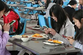 大学生“要生活费”花样多，个个都是的段子手，家长神回复绝了图片