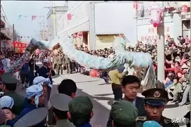 回家探亲，路过排长家，受高规格接待：饺子就酒，越吃越有图片