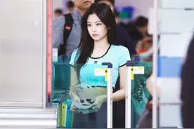 Jennie机场私服集锦，细腰长腿演绎时尚休闲风，款款都可当模板图片