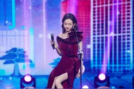 王鸥的身材谁能不爱，一袭开叉裙秀出了大长腿，看着都让人羡慕图片