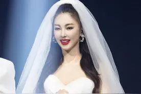 张雨绮《浪姐》总决赛造型美艳吸睛 纯白婚纱酷飒红裙反差强烈图片