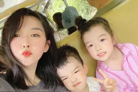 生孩子就是拿来玩的，吴雅婷带娃拍照，姐弟俩被晒迷糊了还要配合图片