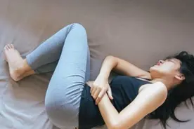 女儿第一次来月事，“合格”的妈妈告诉她三件事，才不会落下埋怨图片