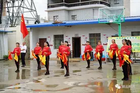 云南驿镇旧站村：自编快板打起来，党的恩情记心怀图片