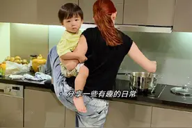 妈妈力爆棚！蔡少芬一手抱儿子一手炒菜，脚踩灶台姿势超霸气图片