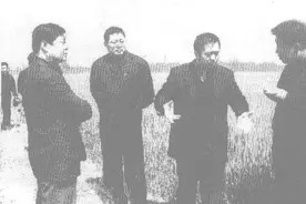 2004年，一初中女生睡觉时神秘失踪，两天后田地里发现带血的校服图片
