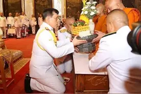泰国国王终于度假归来，国外生活太滋润，一身白装胖到衣服快撑破图片