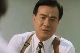 周星驰恩师李修贤近况，秃头明显满脸皱纹，一口烟熏黑牙风采不再图片