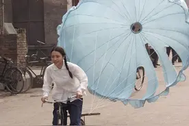 《孔雀》里的欲望表达：姐姐为伞轻率失贞，弟弟偷画女生身体辍学图片