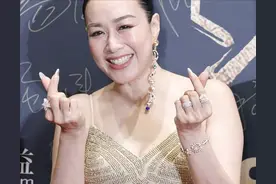 钟丽缇真的穿出了“肉感美”，修身吊带裙勾勒身形，看着妩媚撩人图片
