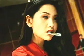 邱淑贞17岁二女儿逛街，穿露腰装破洞裤身材完美，美貌不及姐姐图片