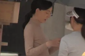 素颜女神王丽坤近况曝光，穿大衣难挡好身材，36岁单身仍不急结婚图片