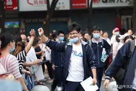 考生进入考场走出红毯即视感 此刻你们都是大明星图片