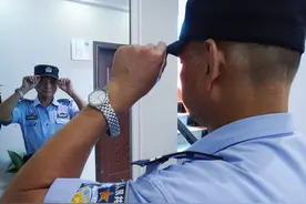 老辅警坚守岗位最后一天图片