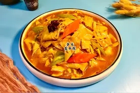 做豆皮不要直接炒，焯水时这么做，既筋道爽滑又好吃，补充营养图片