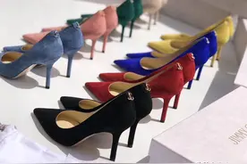 JimmyChoo经典款高跟鞋与绑带高跟，同样是尖头高跟，差距在哪里图片