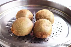 把猕猴桃放锅中蒸2分钟，太聪明了，用途花钱也买不到，简单方便图片